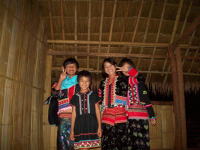 民族衣装の山岳民族の子供たち