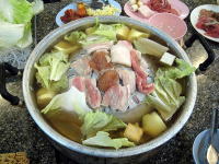 周囲の溝で鍋も食べられますよ！