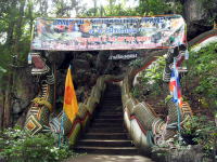 ムアンオン洞窟へと続く長～い階段のスタート地点