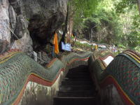 ムアンオン洞窟へと続く長～い階段