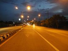 チェンマイに住む！ 　　　　　　　　　　　　　　　 ユー ティー ヂャンワット チェンマイ-夜の道路風景